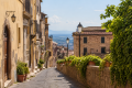 Scorcio autentico del centro storico di Velletri durante il mese di maggio.