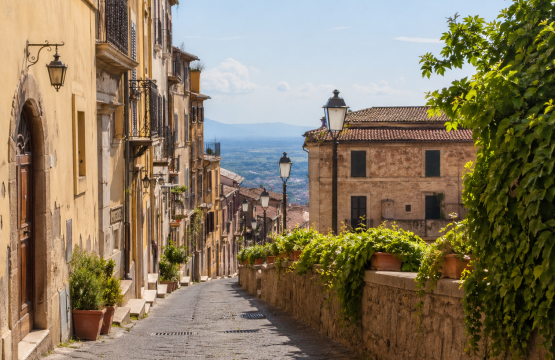 Scorcio autentico del centro storico di Velletri durante il mese di maggio.