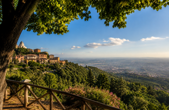 Vista panoramica di Rocca di Papa con il Castello dei Farro durante una luminosa giornata estiva ai Castelli Romani