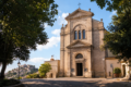 Facciata del Santuario della Madonna del Tufo a Rocca di Papa tra il verde dei Castelli Romani