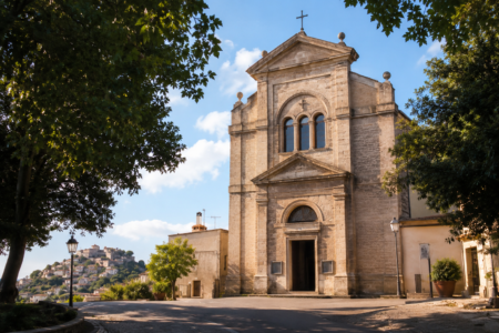 Facciata del Santuario della Madonna del Tufo a Rocca di Papa tra il verde dei Castelli Romani