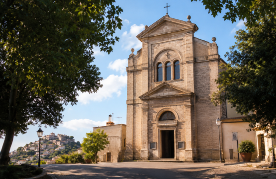 Facciata del Santuario della Madonna del Tufo a Rocca di Papa tra il verde dei Castelli Romani